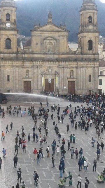 Plaza de Bolivar, ESMAD lanza chorros de agua contra manifestantes #ParoNacional Foto: @Lacardoza https://t.co/YKcSERat3V
