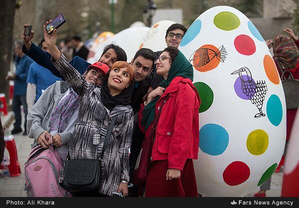hanifzk's tweet image. 200 artists converge on handful of parks across Tehran 2 decorate statuesque eggs for Persian New Year #Nowruz #Iran