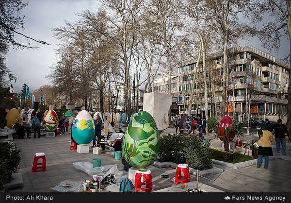 hanifzk's tweet image. 200 artists converge on handful of parks across Tehran 2 decorate statuesque eggs for Persian New Year #Nowruz #Iran