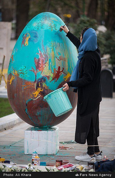 hanifzk's tweet image. 200 artists converge on handful of parks across Tehran 2 decorate statuesque eggs for Persian New Year #Nowruz #Iran