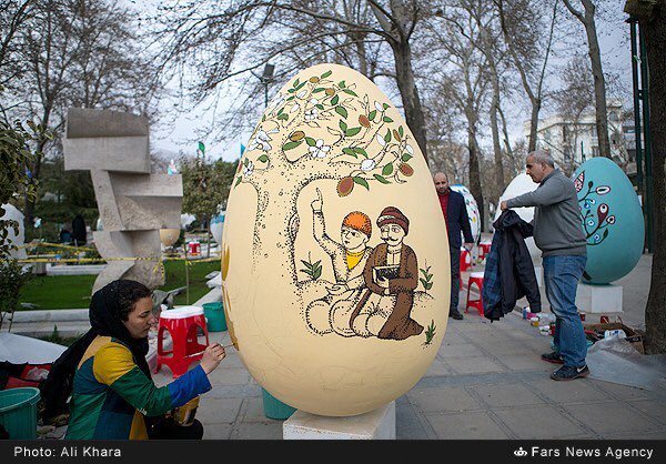 hanifzk's tweet image. 200 artists converge on handful of parks across Tehran 2 decorate statuesque eggs for Persian New Year #Nowruz #Iran