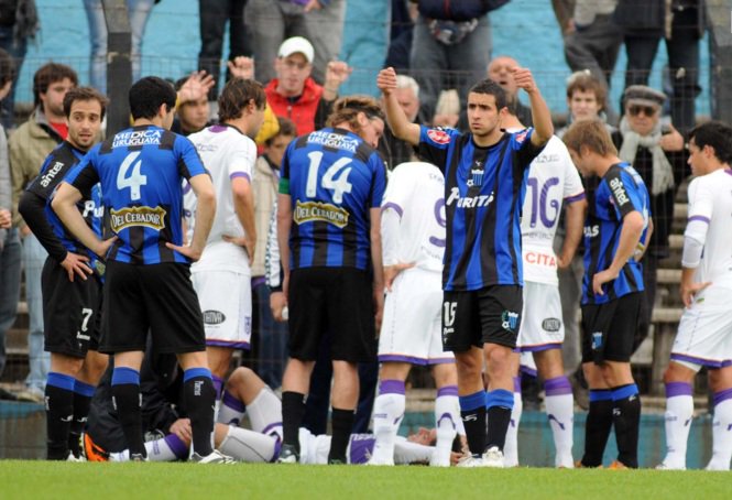 deprocomuy's tweet photo. @uruguaymundial2 Aquí la jugada mencionada. Jugó en total 5 partidos en Defensor en toda la temporada 2011/2012. https://t.co/lhKRYGnYoR