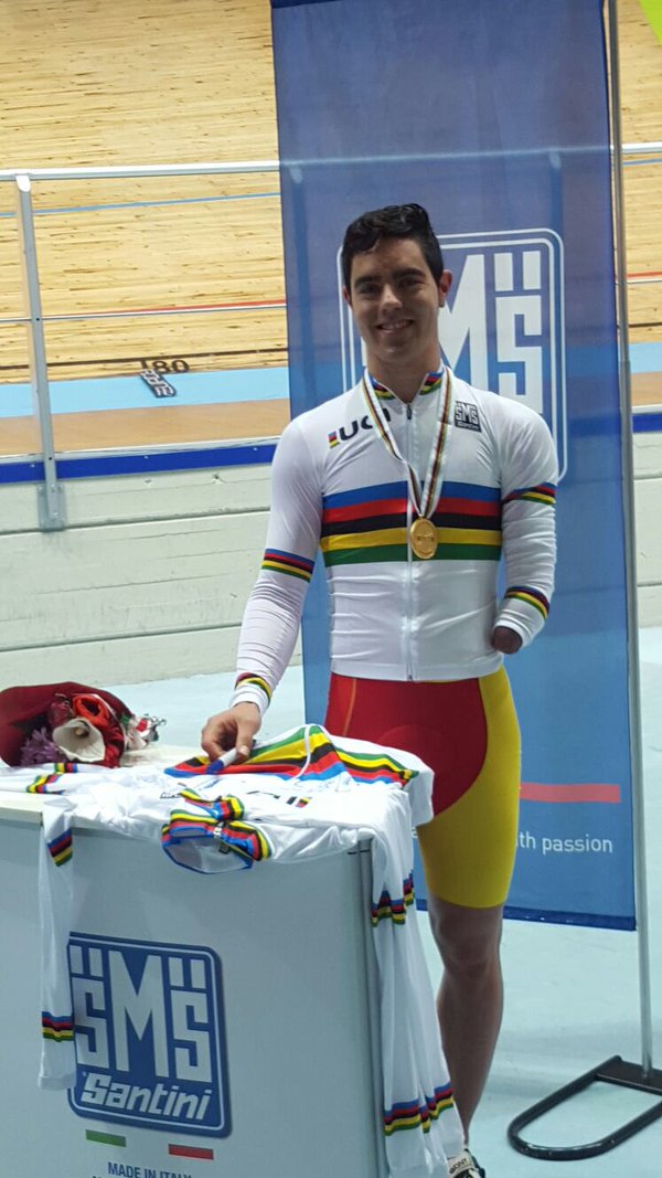 Más fotos de <a href="/cabello93/">Alfonso Cabello</a>  con su flamante maillot arco iris. ¡Grande!
