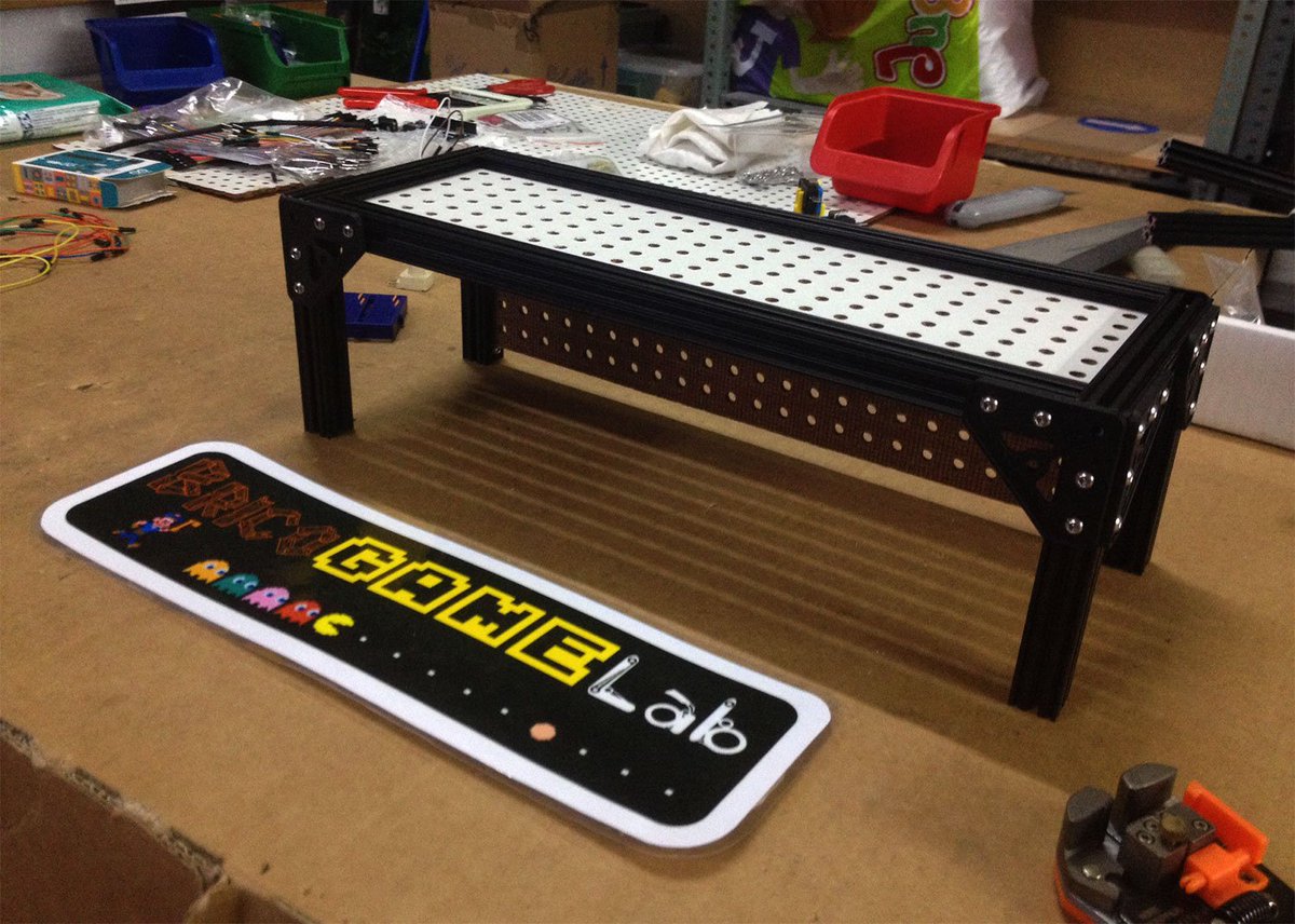 DaftDroid's tweet image. Gran tarde maker en el taller de @BricoGameLab preparándonos para el #ArduinoDayTF2016