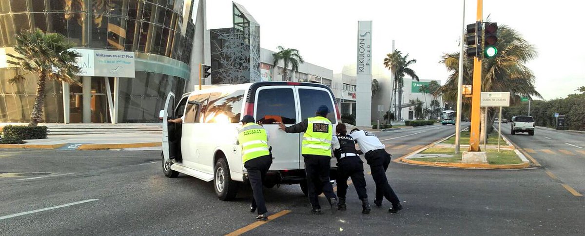BibianCastillo's tweet photo. #PoliciaTurística auxilia a conductor con desperfecto en su vehículo op #SpringBrake2016 #Cancun @PaulCarrillo2 https://t.co/hMogzIzVyz