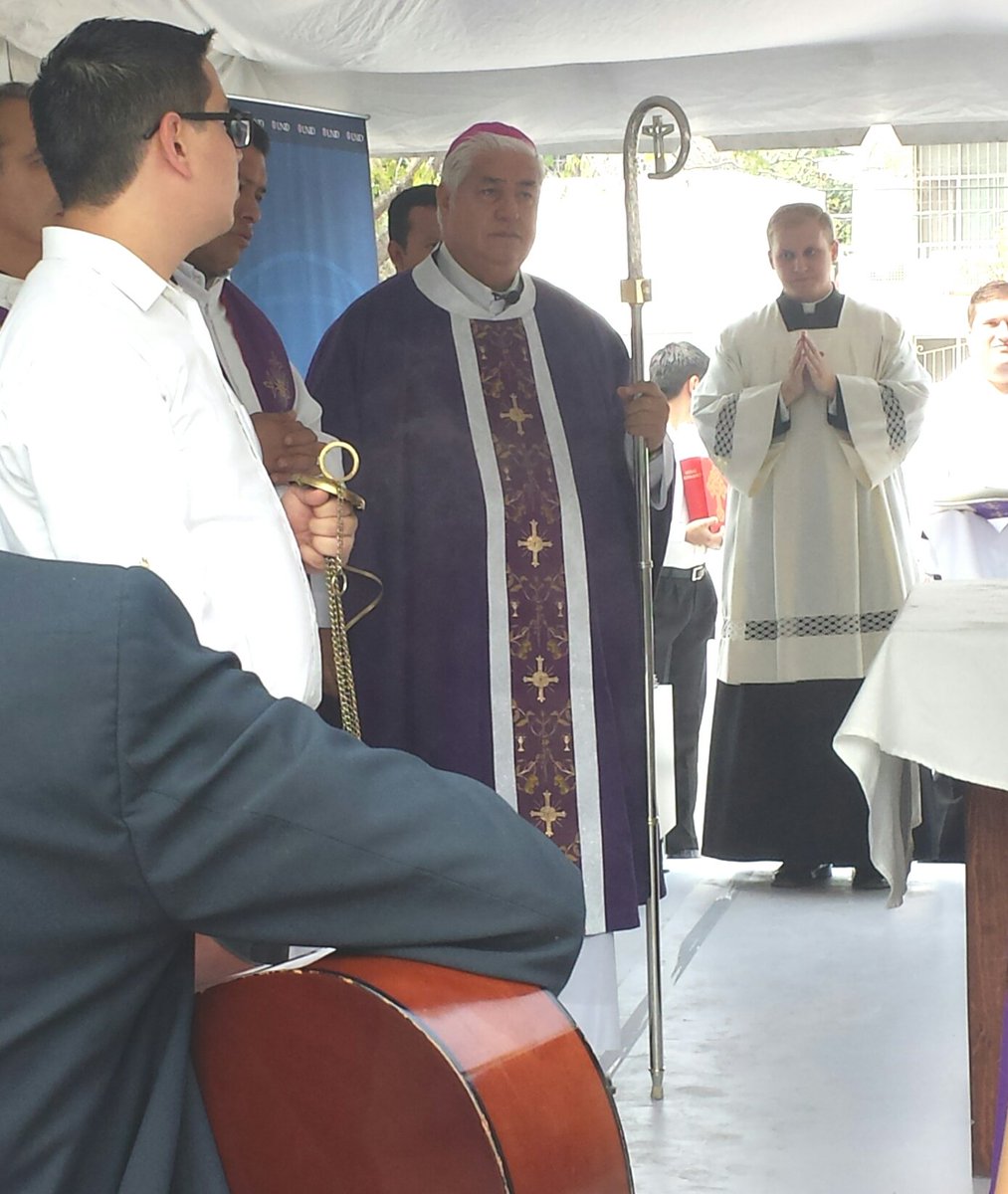 RedUNID's tweet photo. El Mons. Rogelio Cabrera López,  Arzobispo de Monterrey, oficiando la Celebración Eucarística en @UNID_Mty https://t.co/Uh0SXynblh