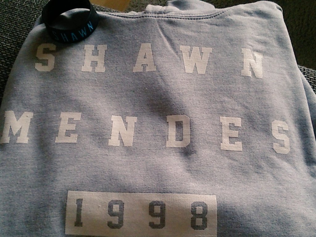 Laura281200's tweet photo. OMG😍 It is finally here😍🙊
@shawn mendes https://t.co/JGbikdsuNl