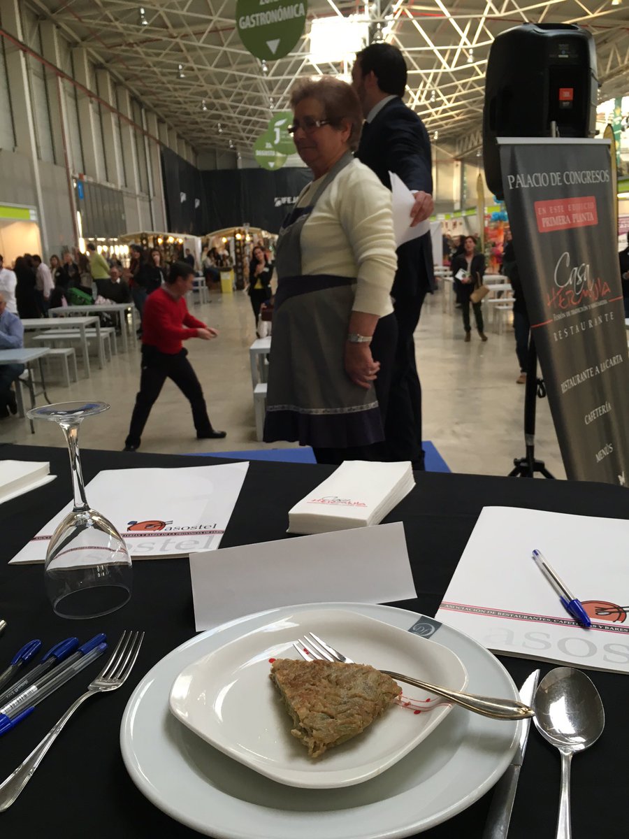 Gastroandalusi's tweet photo. Primer #plato de concurso de #gastronomia #tradicional Tortilla ecológica de carrillos de Emilia #FeriadelosPueblos https://t.co/SaAJfxLk79