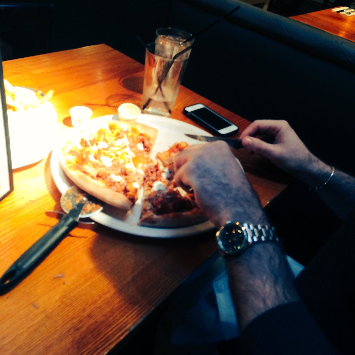Huwsthatgay's tweet photo. @racquelparsnip @rogersbenj #trashhash pizza mmmmm @MudCrab_Ind #grinch https://t.co/qSWc8ZmM25