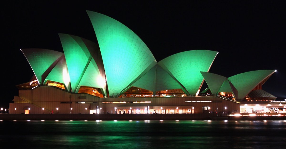 los_replicantes's tweet photo. El verde ilumina esta noche ciudades de todo el mundo para celebrar San Patricio: https://t.co/mBpGi43cp6 https://t.co/mm5xnLCGYz