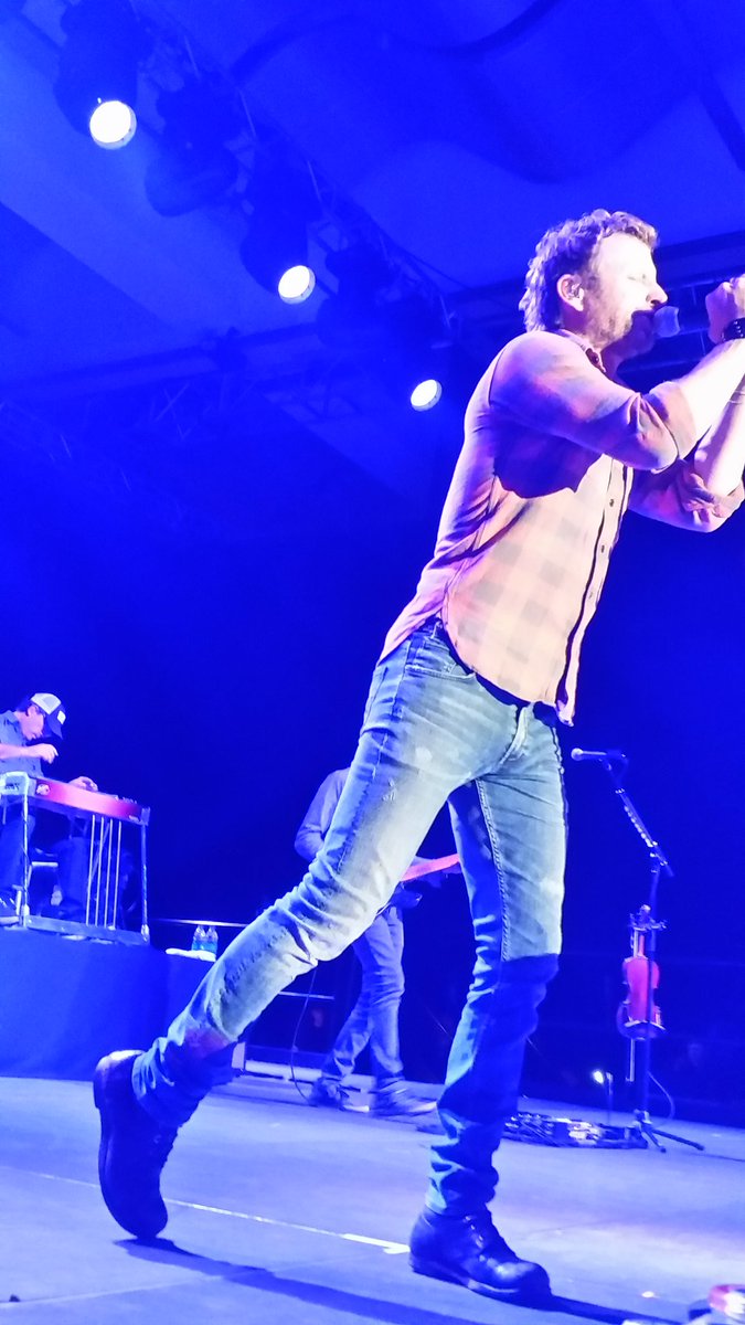 CaOutbacker's tweet photo. @DierksBentley When Irvine Tickets on sale? #BlackCard #Vipready https://t.co/Hsi4QyZcii