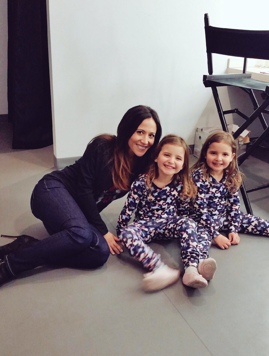 FABIENNE_CARAT's tweet photo. Quel bonheur de retrouver mes 2 princesses cette semaine 🎬 #ComédiennesEnHerbe Jailys &amp; Camelia #Lucie 👭💘💋👍LOVE Xxx https://t.co/ASygrc5SxF