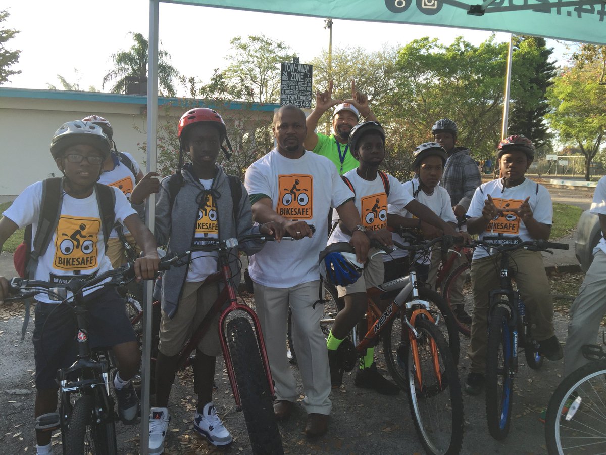 NDMS rides @MGPDFL for protecting our #BikeToSchool ride today <a href="/MDCPS/">Miami-Dade Schools</a>’ <a href="/northdadems/">North Dade Middle</a> and capturing <a href="/UM_Sebastian/">Sebastian The Ibis 🙌</a> :)