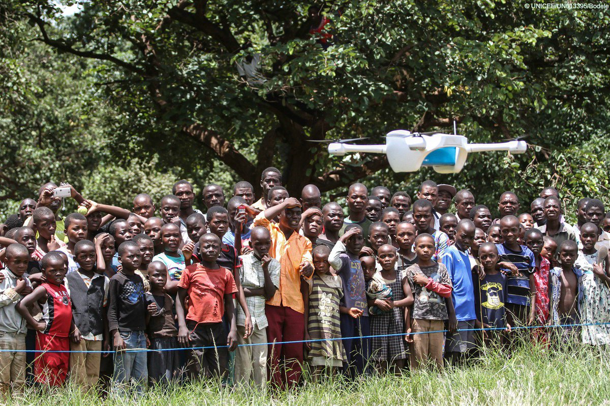 Will drones help #Malawi test for HIV in babies? Children in Lilongwe watch a community demonstration. @MalawiUNICEF