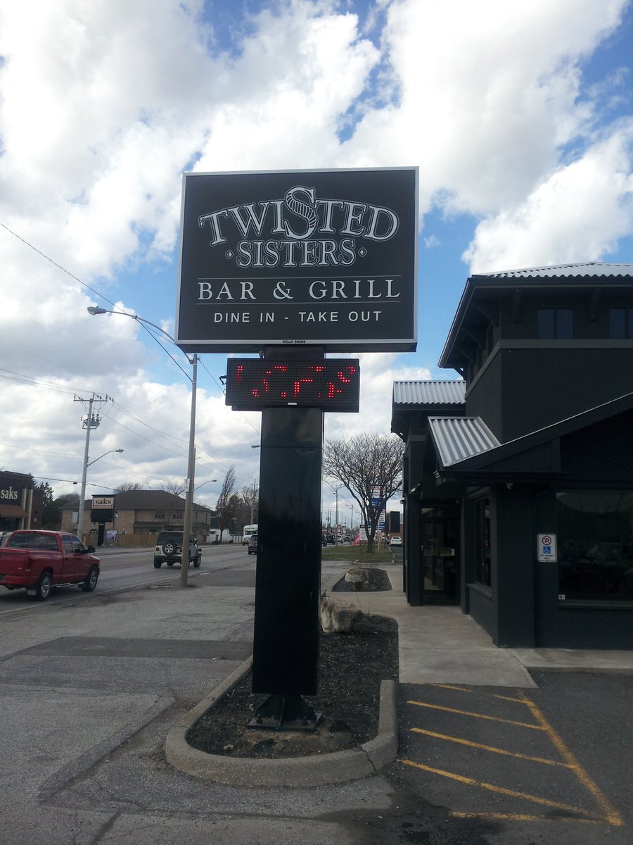 tyson_meloche's tweet photo. @deesnider fun bar down in windsor Ontario.... Had to stop in... TS one of my all time fav's!#goodtimes #rocknroll https://t.co/guhCru1RlF