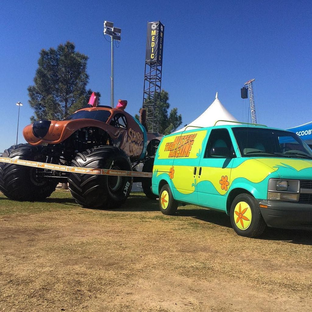 NicoleJohnson's tweet photo. Does it get much cooler than THIS?! #monsterjam #mjwf2016 #girlpower #teamscoobydoo https://t.co/LCT8wDOTb5