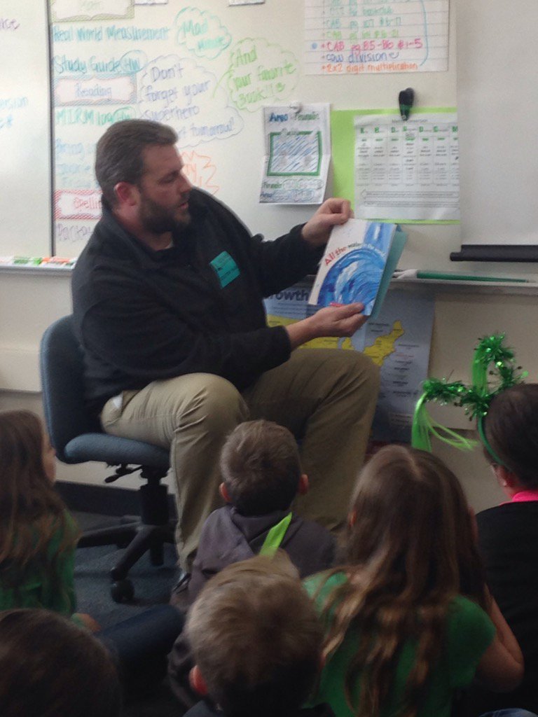 MrsCarlson_45's tweet photo. Mystery Reader! Thank you Paul Smith! #AddamsLearners #MarchIsReadingMonth @Jyouanes_ADDAMS https://t.co/FH46zVjbSK