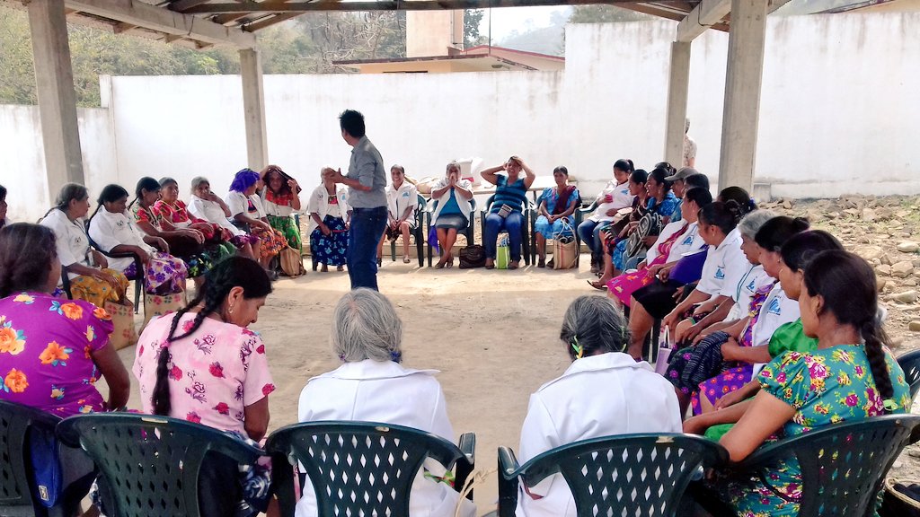 Peegissh1's tweet photo. "Caminando Juntas" Auxiliares, parteras y mujeres de Ohuatipa. #ConstruyendoFuturo @GeraGarcia04 @Salud_Hidalgo https://t.co/ILJ72WpjNc