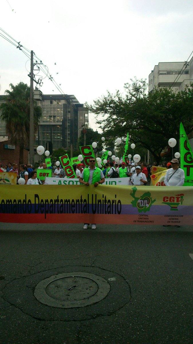 JorgeDiezCGT's tweet photo. #ParoNacional: Medellín,40 mil personas atendieron llamado d Centrales Obreras. @cgtcolombia1 @JulioRGE @prensapaisa https://t.co/yXUTcWUu90
