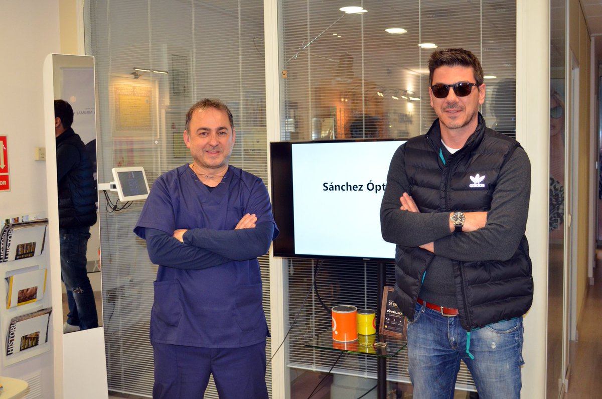 Sanchezopticos's tweet photo. El entrenador del UCAM Murcia CB, Fotis Katsikaris, ha renovado sus gafas de ver y de sol. https://t.co/drQBCFxyn4 https://t.co/QuWImeWvqj