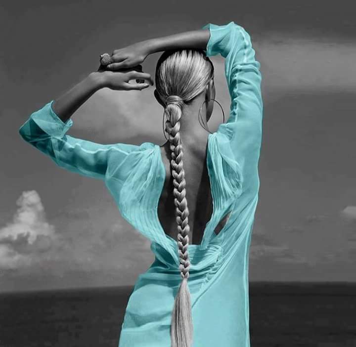 Biri gidiyorsa,
diğeri kaldığı içindir...
kimse bir yolculuğu tek başına yapmaz...

Celal Deniz