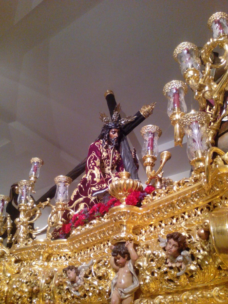 Esperanz_Triana's tweet photo. El Rey de Triana y la Señora de Sevilla  amanecieron este lunes en sus respectivos pasos, 8 días para la Madrugá... https://t.co/NrzpWDuc57