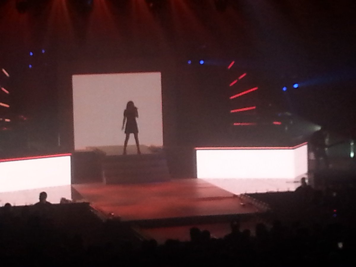 icipicardie's tweet photo. Coup de stress pour Louane. "Bonsoir Orléans " au Zenith d'Amiens.  S'est excusée. https://t.co/dzKpaVu0bc