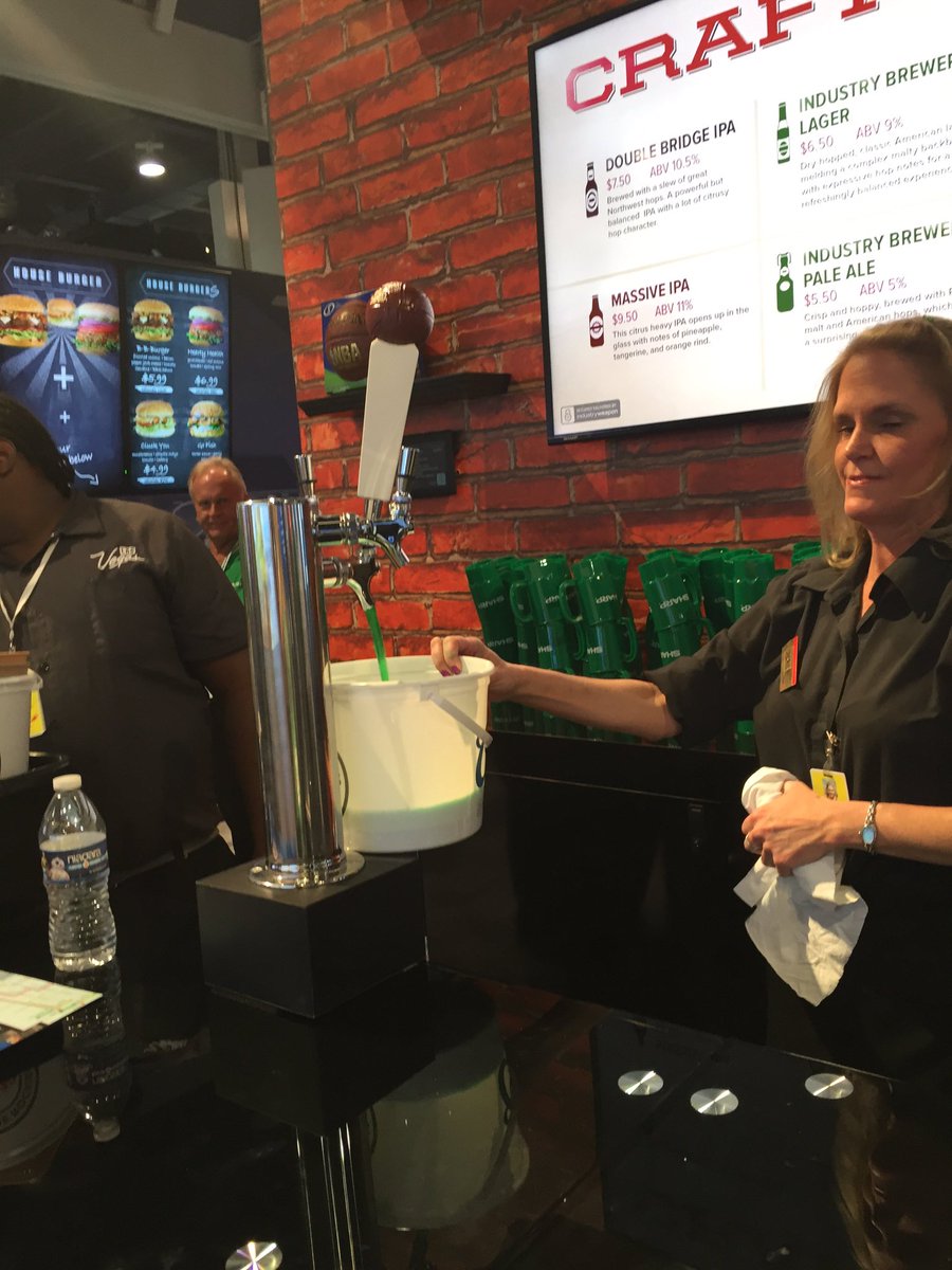 imindys's tweet photo. #sharpluck! Booth 1223 green gold!!! https://t.co/jbxbCmS2W1