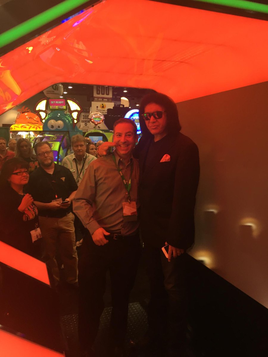 NatBulkVend's tweet photo. Here's Craig with @brandvending with @genesimmons! NBVA2016 https://t.co/Zt0OryFu8v