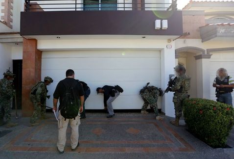 Aseguran en cateos propiedades de Cártel de Sinaloa y Los Zetas - CdxyA_dUYAAb1Ig