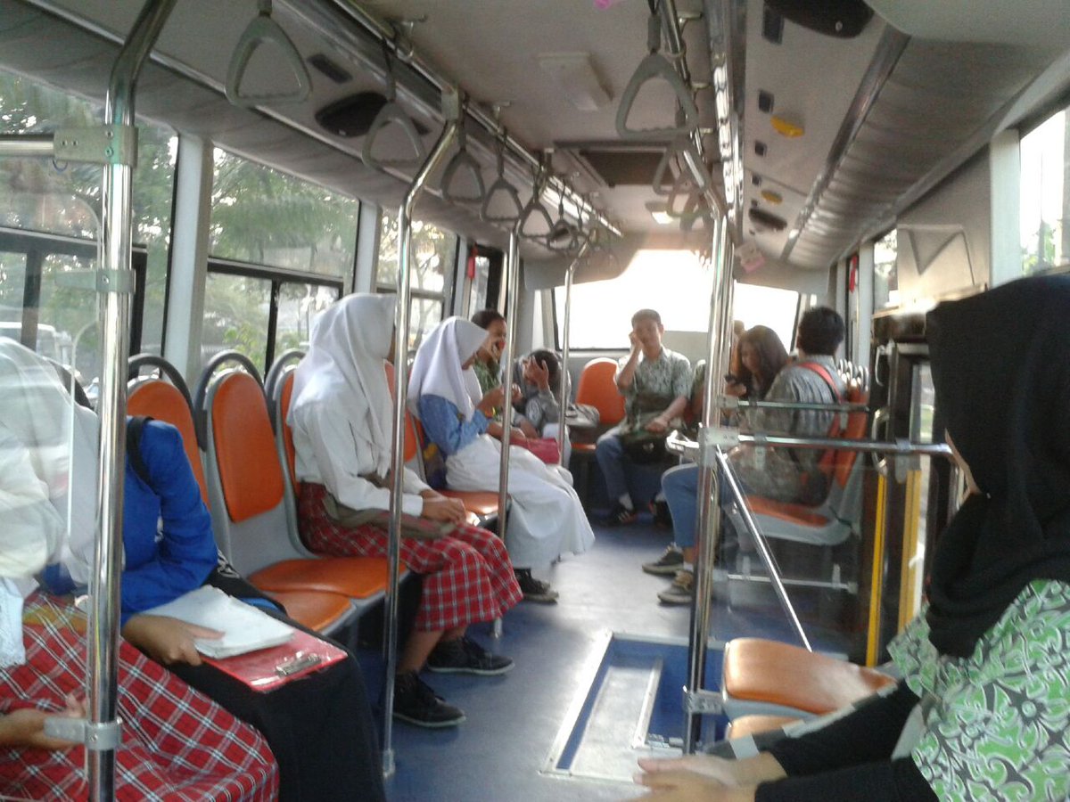 yu pake bus sekolah GRATIS! berangkat dan pulang sekolah dngan aman dan nyaman #bussekolah <a href="/basuki_btp/">Basuki T Purnama</a> @Bus_Sekolah
