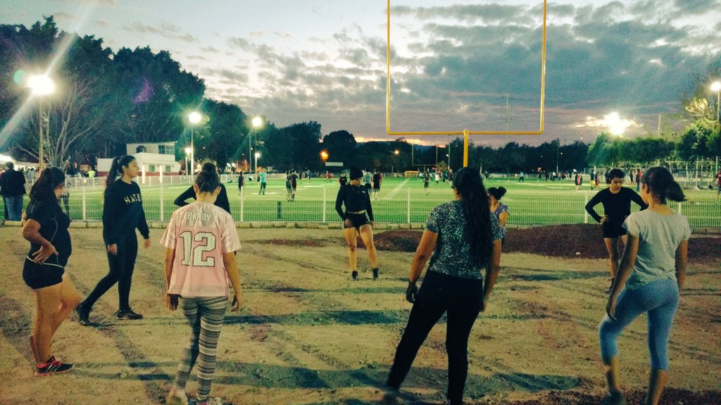 21MinsFootball's tweet photo. Hoy somos privilegiadas para entrenar en el campo más espectacular de #Guadalajara #ArizonaCardinals #PGFL https://t.co/mWwpltF1IZ