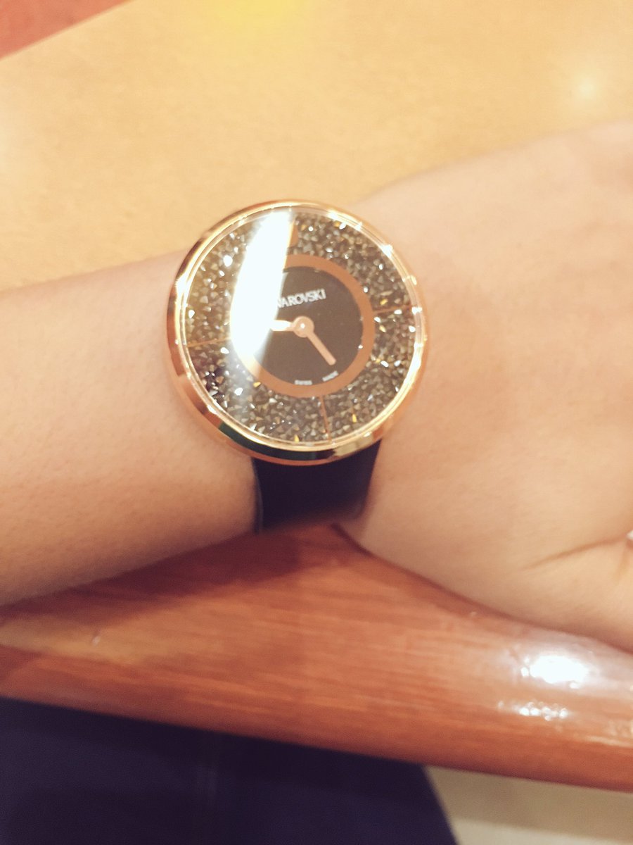 Danyiildiz's tweet image. @swarovskimexico The classic that never gets old. #SparkWatch #TheBestGift ✨💁🏻