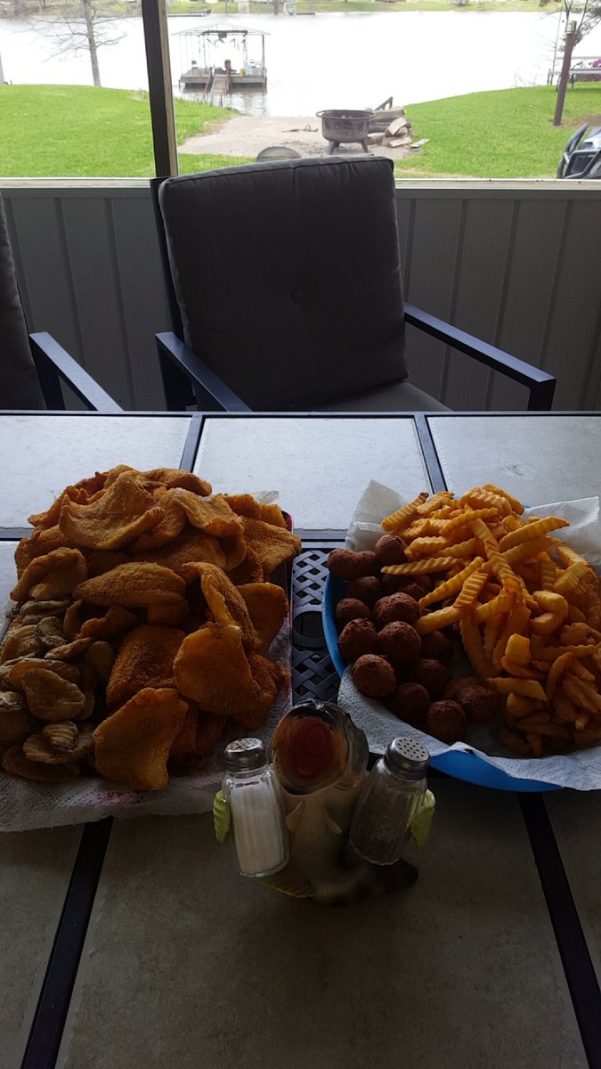 AmandaRehms's tweet image. Great day at Black River Lake! Fried fish, hush puppies, fries &amp;amp; fried pickles! #laketherapy #BlackRiverLake