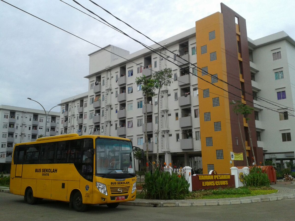 hallo warga DKI Jakarta, mulai hari ini pake bus sekolah yuuu. gratis loh! follow @Bus_Sekolah buat updatean terbaru