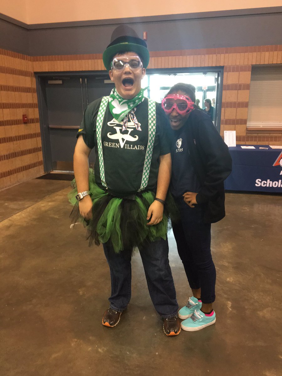 SJABR_FRC's tweet image. First day of competition and we&apos;ve already made some pretty cool friends!! #GreenVillians #entergy4good