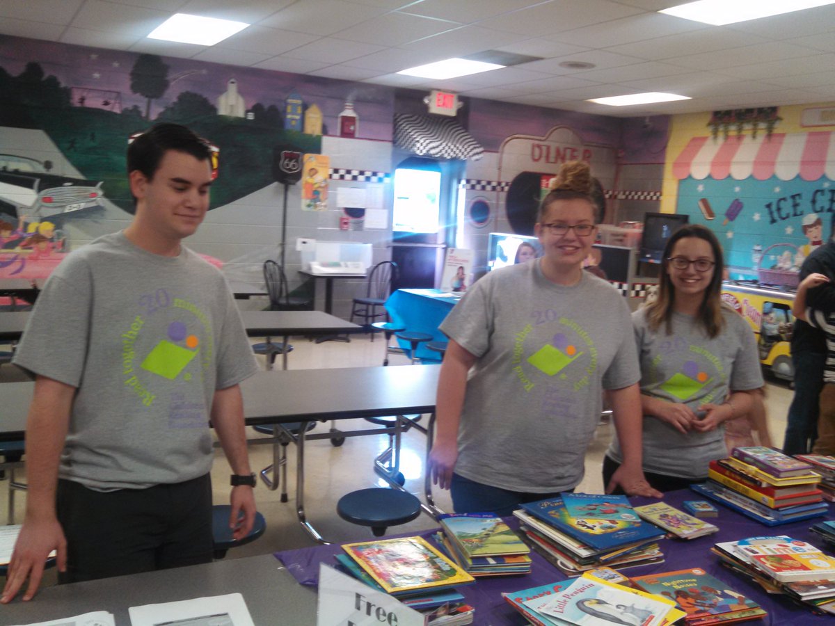 ThinkCTE's tweet photo. Event planning goes well!!! BCHS and WVHS students giving books and telling the news @ Michigan Ave...Read 20! https://t.co/DlhQykKiL1