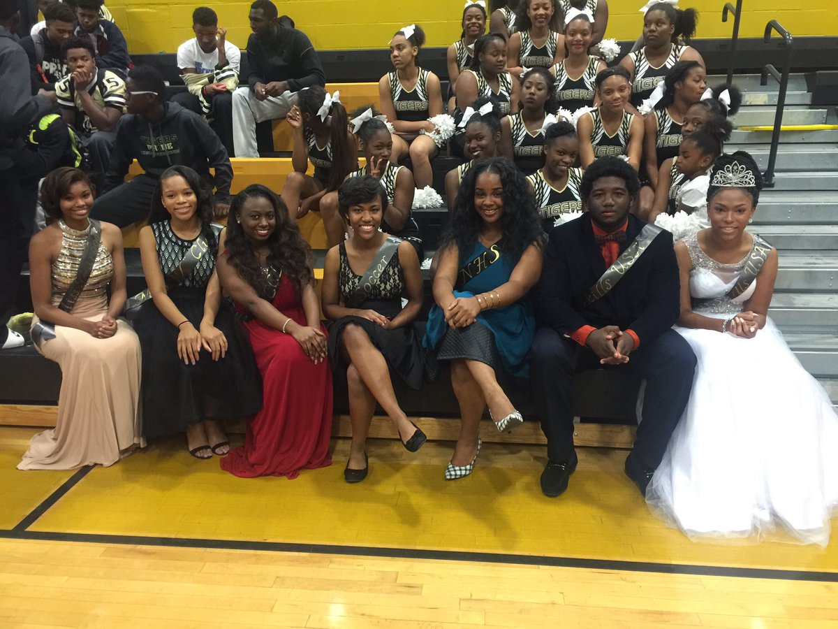 idealdrycleaner's tweet photo. 2016 Homecoming Club Queens &amp; Kings https://t.co/HQCoUH5Avo