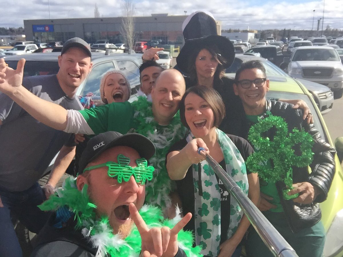 enviromichele's tweet photo. Not much happening at O'Maille's #irishpub 💚🍀 @_jboller @bollerize @Tamsmasscure #stpatricksday #stalbert #friends https://t.co/dK2UKV603P