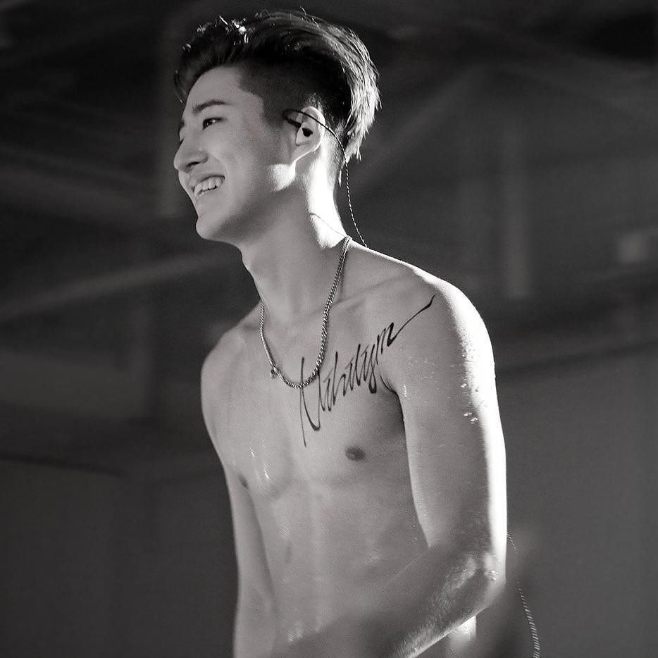 iKONICstagram's tweet photo. [iKONICstagram] mix_of_kpop: Yaaaay more shirtless Hanbin! #hanbinnie #hanbin #ikonhanbin #ikon #ikonbi #ikonic #bi… https://t.co/xZZ4eabtu3