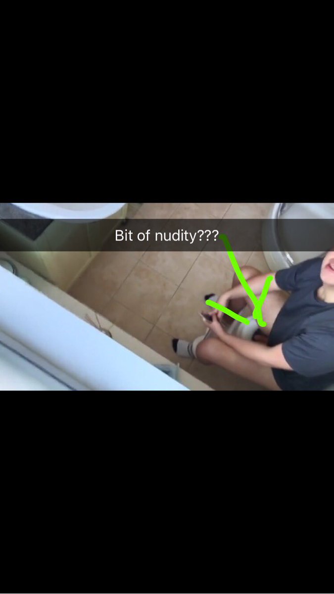 PraveCurv's tweet photo. @benphillips @elliotgilesuk erm nudity here Elliot https://t.co/8xVoCrman2