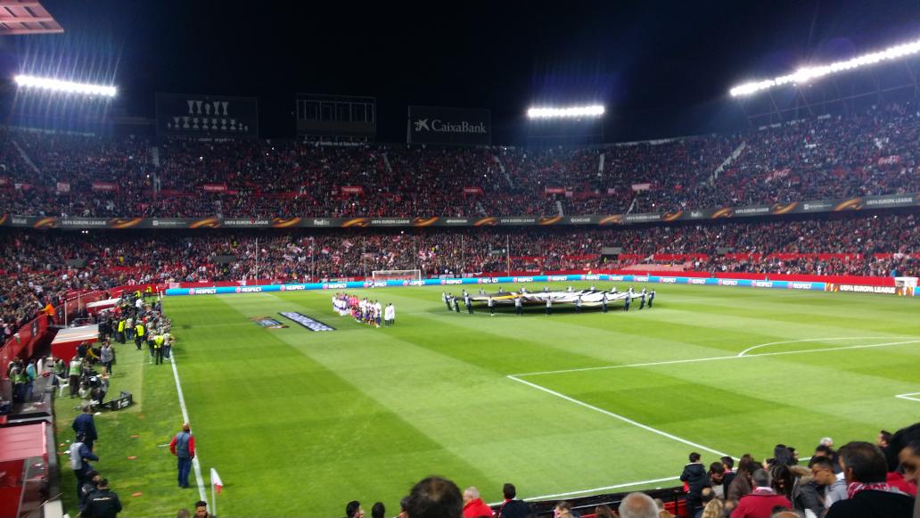 luisomms's tweet photo. Bonita noche europea en nervion! ⚪🔴 vamos sevilla⚪🔴 @Angeles92M https://t.co/oJD95IM6h5
