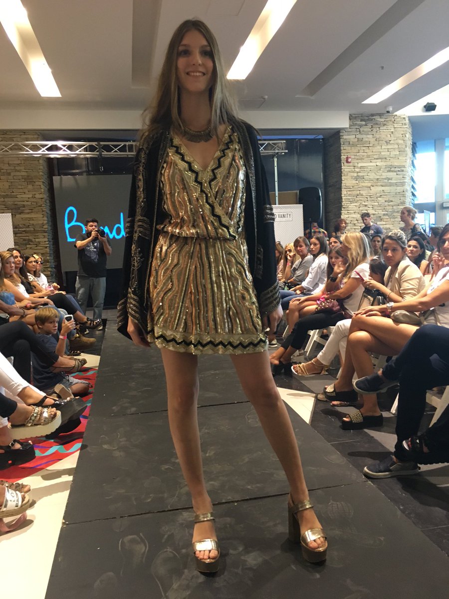 AltoComahue's tweet photo. ¡@BenditoPie con su nueva colección imperdible! 💋 #TrendyDays #AW2016 https://t.co/Gw94NvAtUn