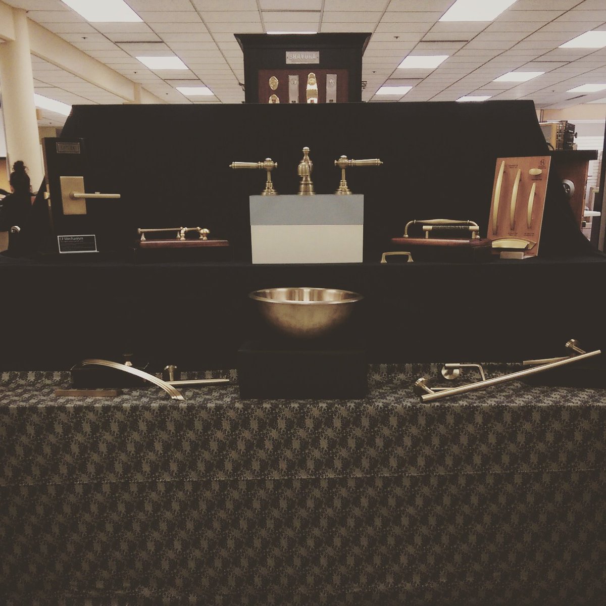 NBH_Co's tweet photo. Warm, Bold, Elegant
A little vintage, a little mod
A reimagined classic
Satin Brass
#hardware #brass #interiordesign https://t.co/OT3vJp1uMc
