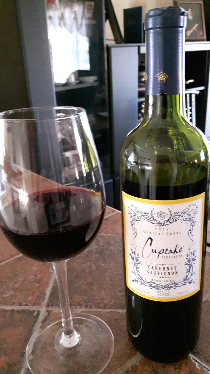 Miranda_Mtl's tweet photo. This and blasting 80s music is where I'm at on this fine Thursday evening. #wine #music #weekalmostover https://t.co/yUJ7hg8wFQ