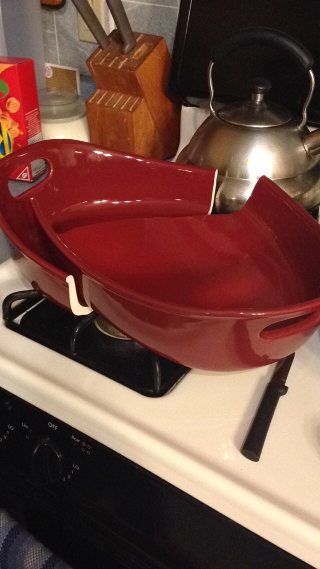When you go to take supper out of the oven & the pan is broken in half 🙄 #nicequality @RRCookware