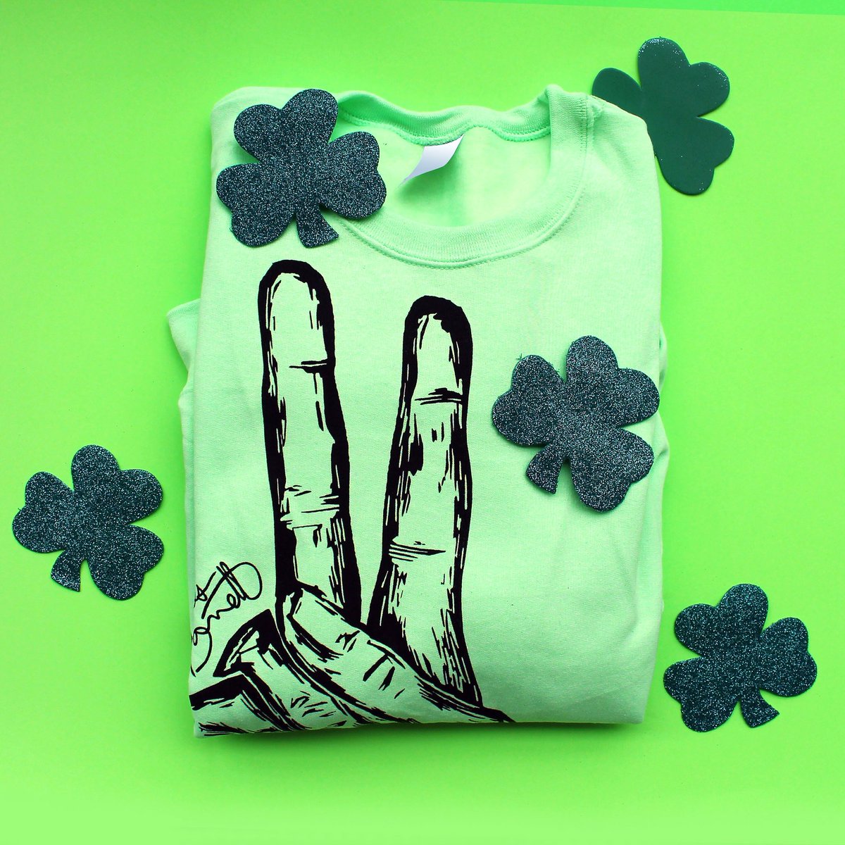 JAMESBARRETTCO's tweet photo. May the odds be ever in your favor ๐๐๐๐ #JAMESBARRETTCO #StPaddys #PeaceTee #fashion #style https://t.co/ywf1YOwLWQ