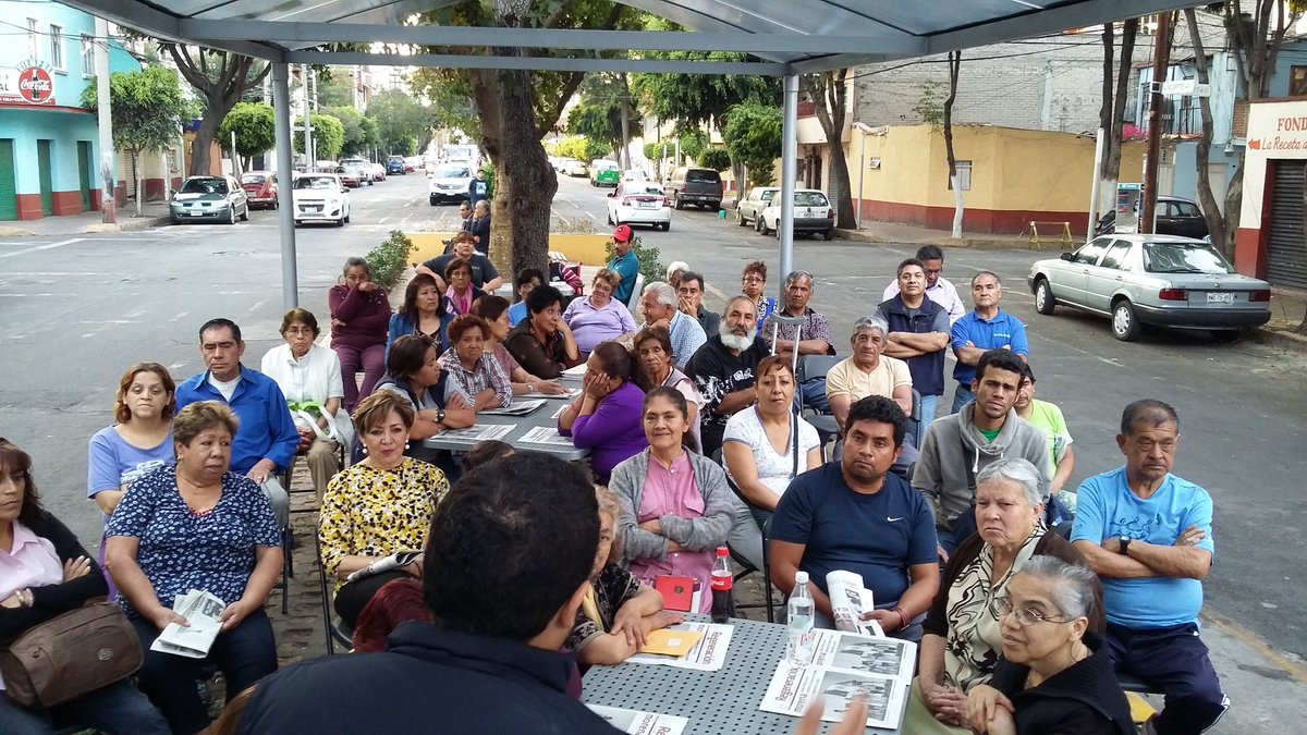 morpheomty's tweet photo. @martibatres con vecinos en Asamblea Seccional Informativa #ReformaPoliticaDF col. Popo #MorenaenMH @juangerardolh https://t.co/gBFJQtT5Ql