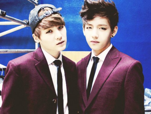 Armystrouxas's tweet photo. Um de bonรฉ e outro de cabelo espetado. VSuga lindos demais #shipBTS #BTS 9/20 ~VanSuga https://t.co/V4ryYbxBFf