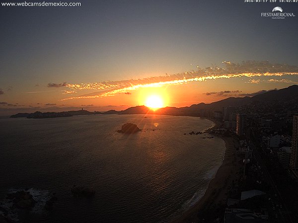 Así atardece en Acapulco.
(Foto <a href="/webcamsdemexico/">Webcams de México</a> )